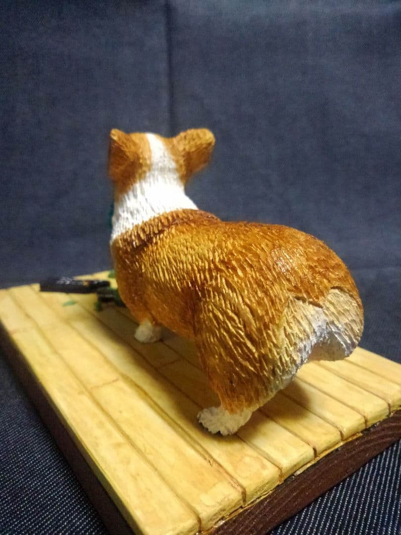 木彫りのコーギー