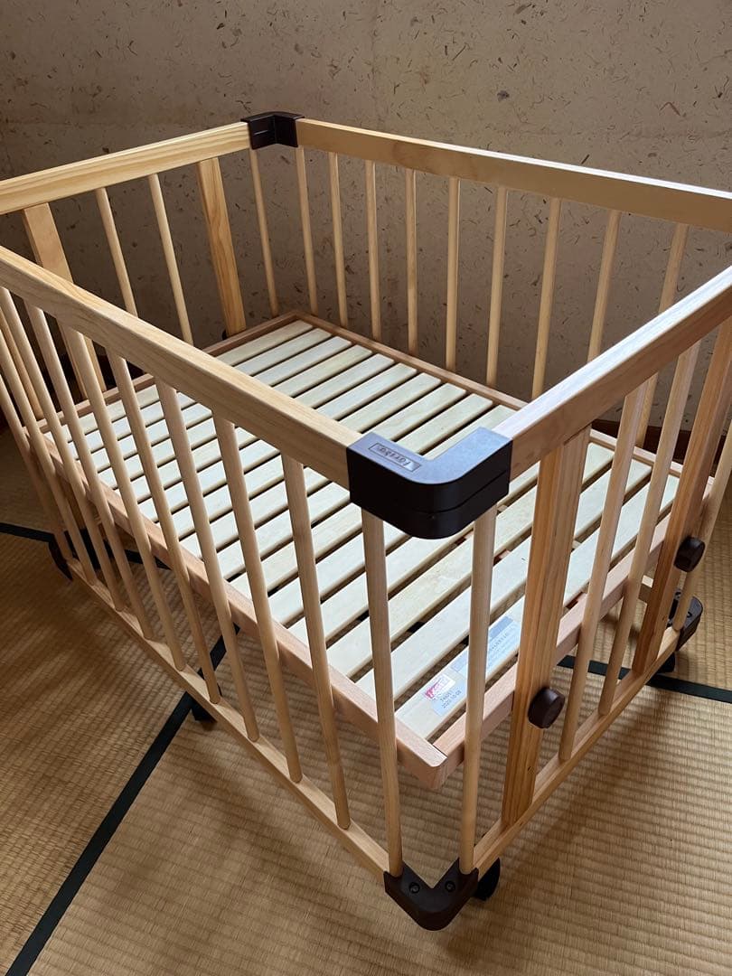 木製スラット式ベビーベッド キャスター付き