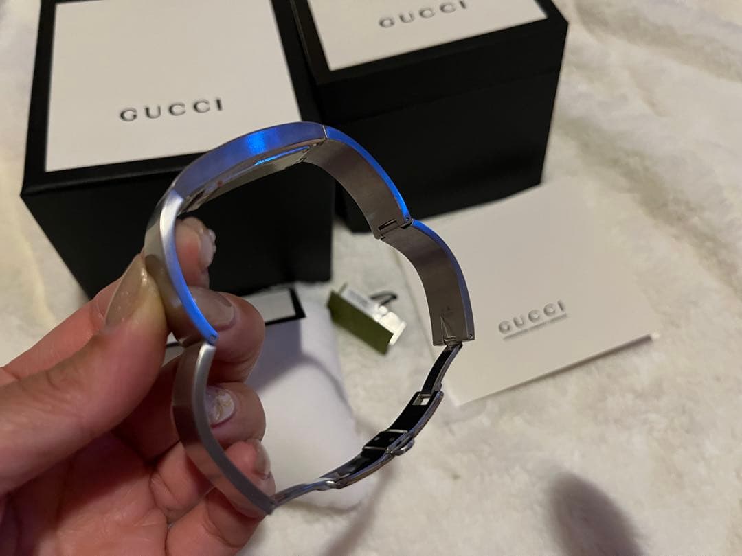 GUCCI レディースバングルウォッチ 2400S シルバーバングル