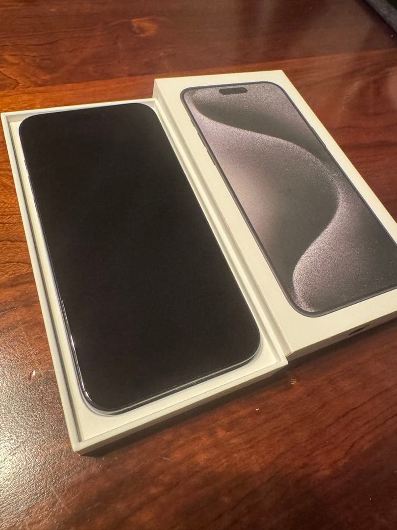 Apple iPhone15 Pro Max ブラックチタニウム本体 香港版