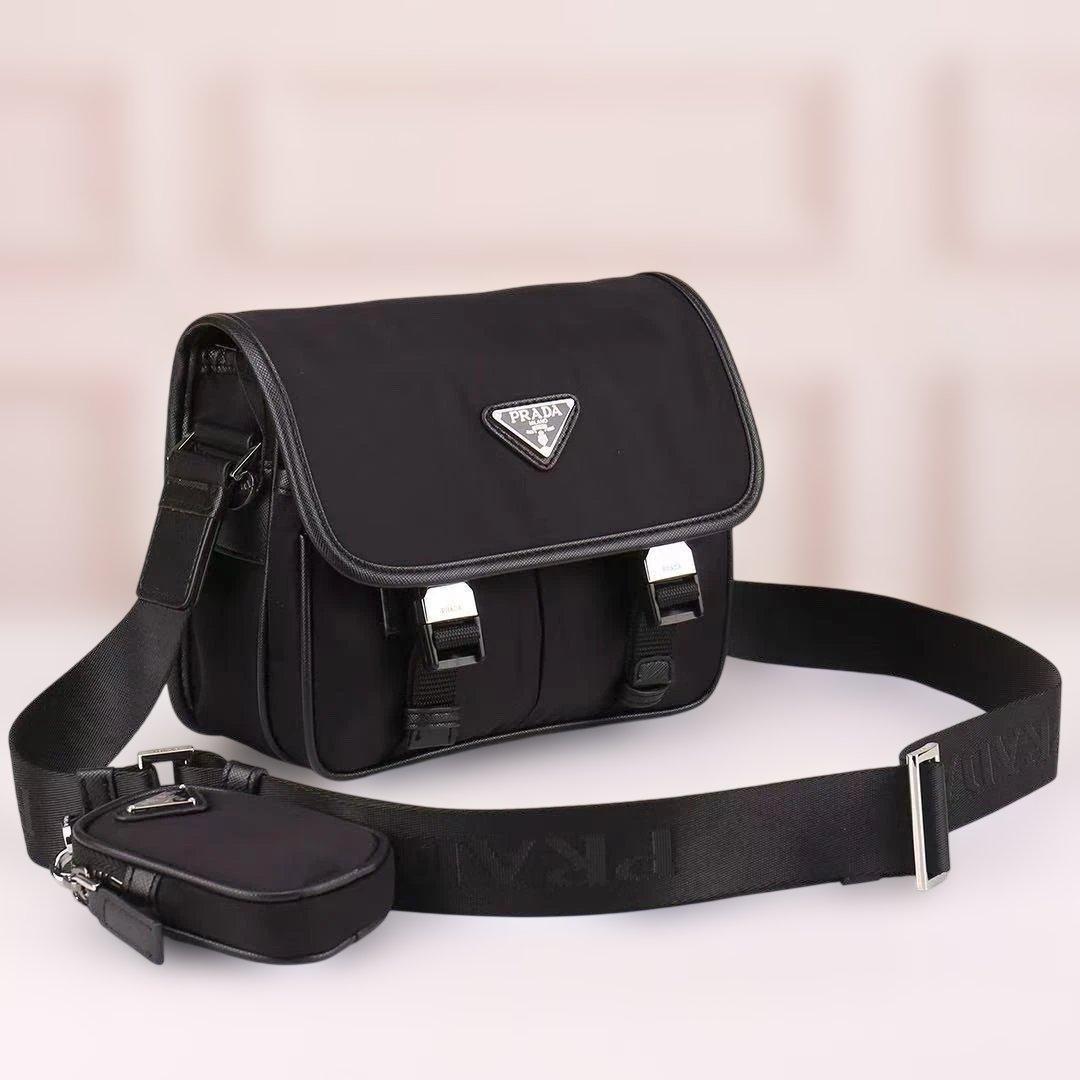 Re-Nylon ブラック メッセンジャーバッグ 2VD034