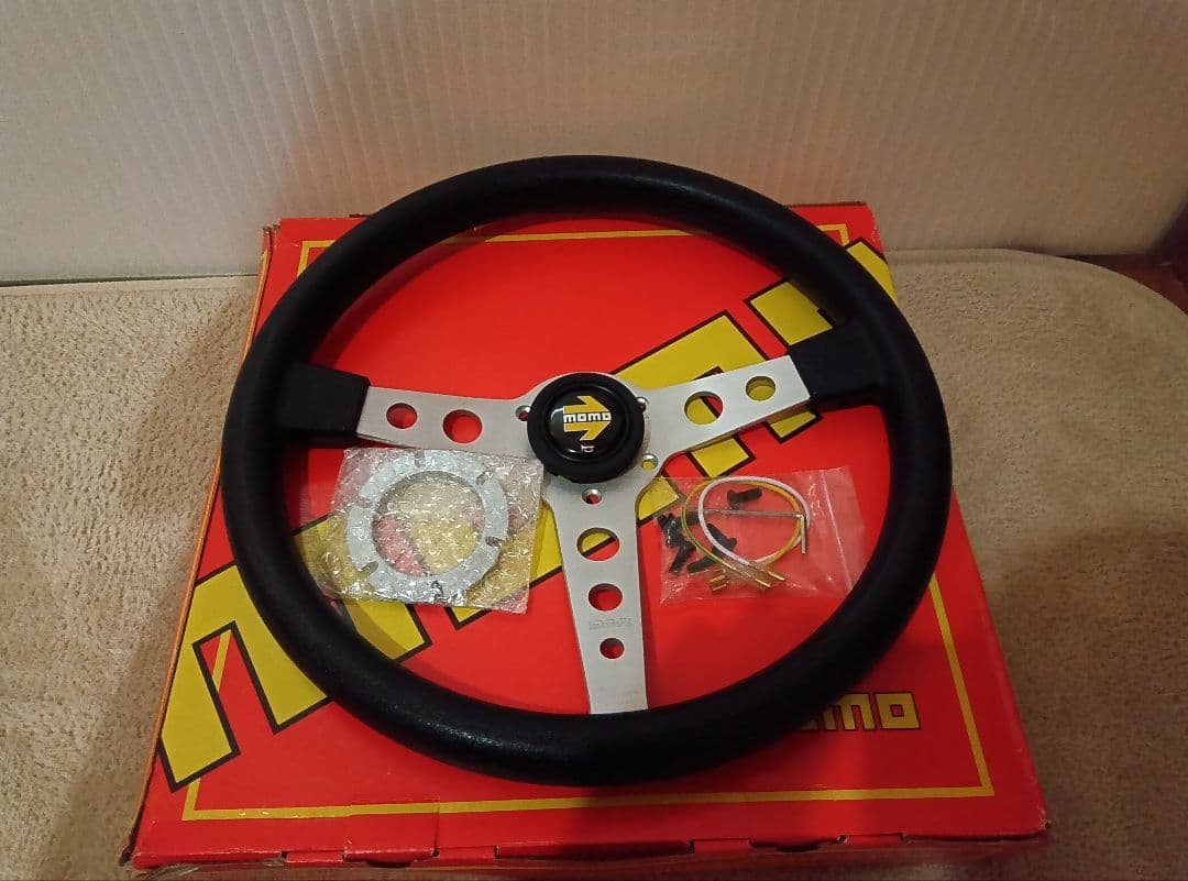 【新品未使用品】MOMO ステアリング