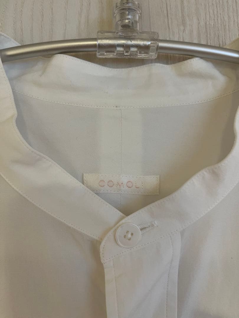 COMOLI バンドカラーシャツ