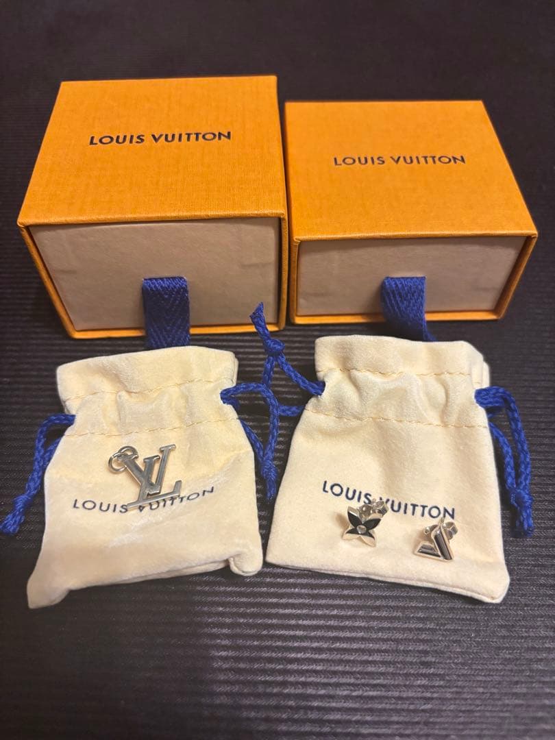 【正規品】VUITTON ネックレスチャーム　ピアス　エセンシャルv ブロッサム