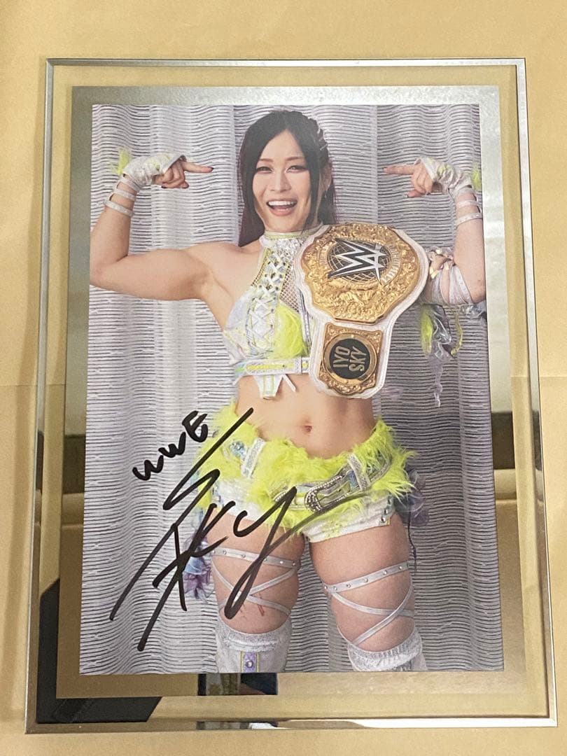 イヨ・スカイ WWE マリーゴールド サイン入りポートレート写真フレーム①