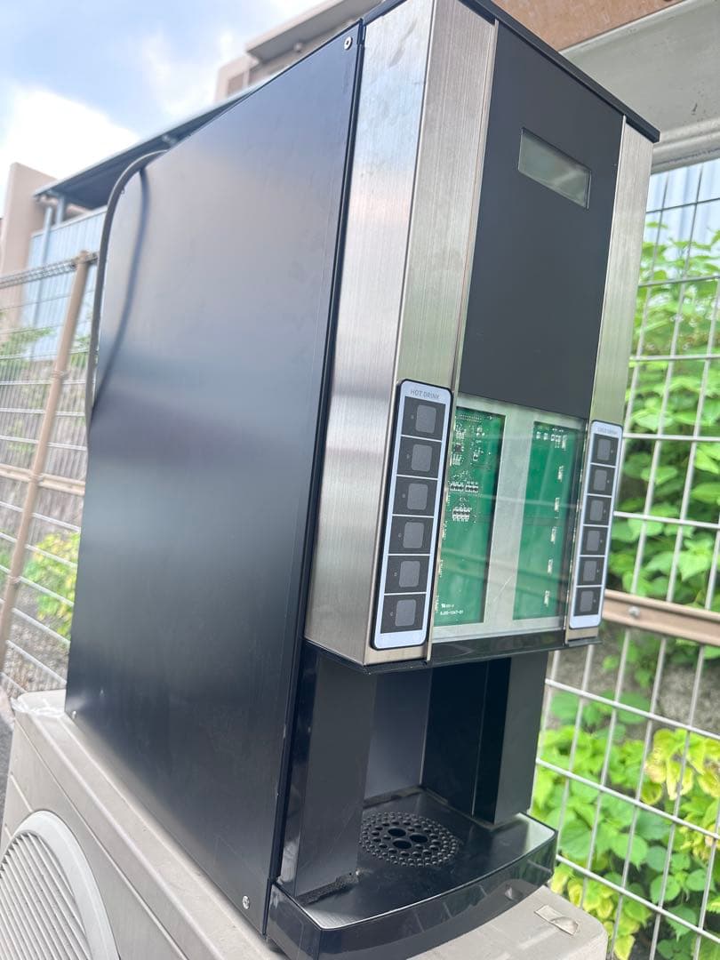 ネスカフェリオナ　水道工事が不要の内臓タンク式モデル。