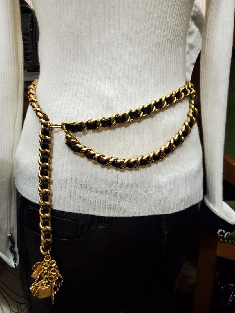 CHANEL シャネル　ゴールドチェーンベルト チャーム付き