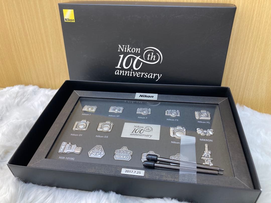 【非売品】Nikon 100th anniversary 歴代カメラピンバッジ