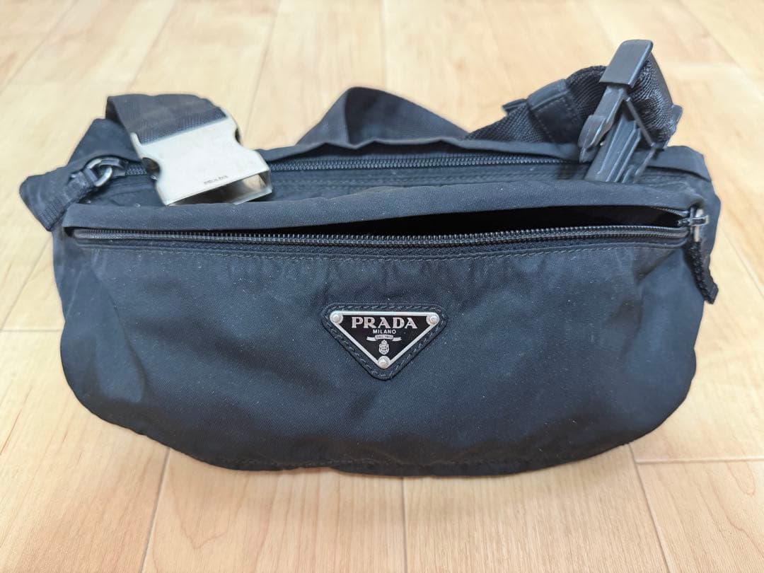 PRADA ブラック ボディバッグ