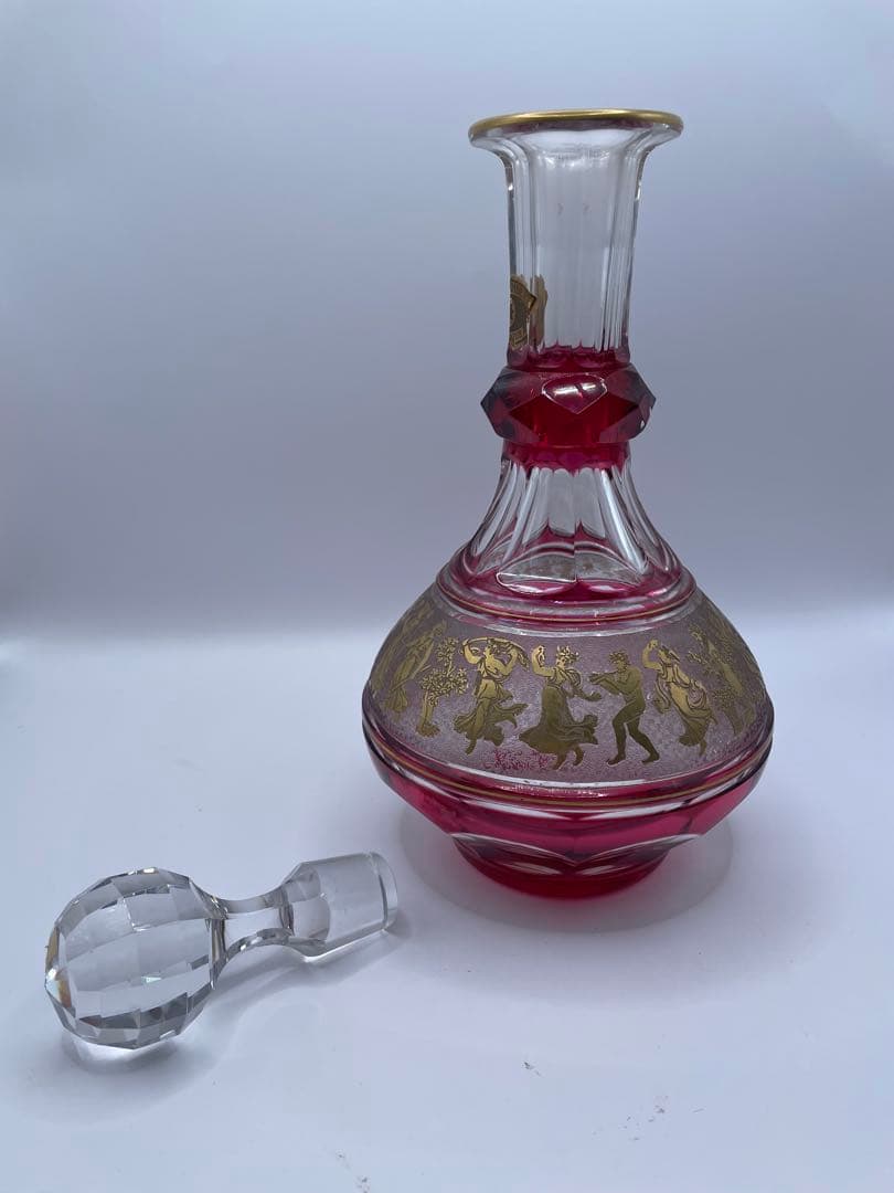 赤色ガラスデキャンタ 金色装飾付き