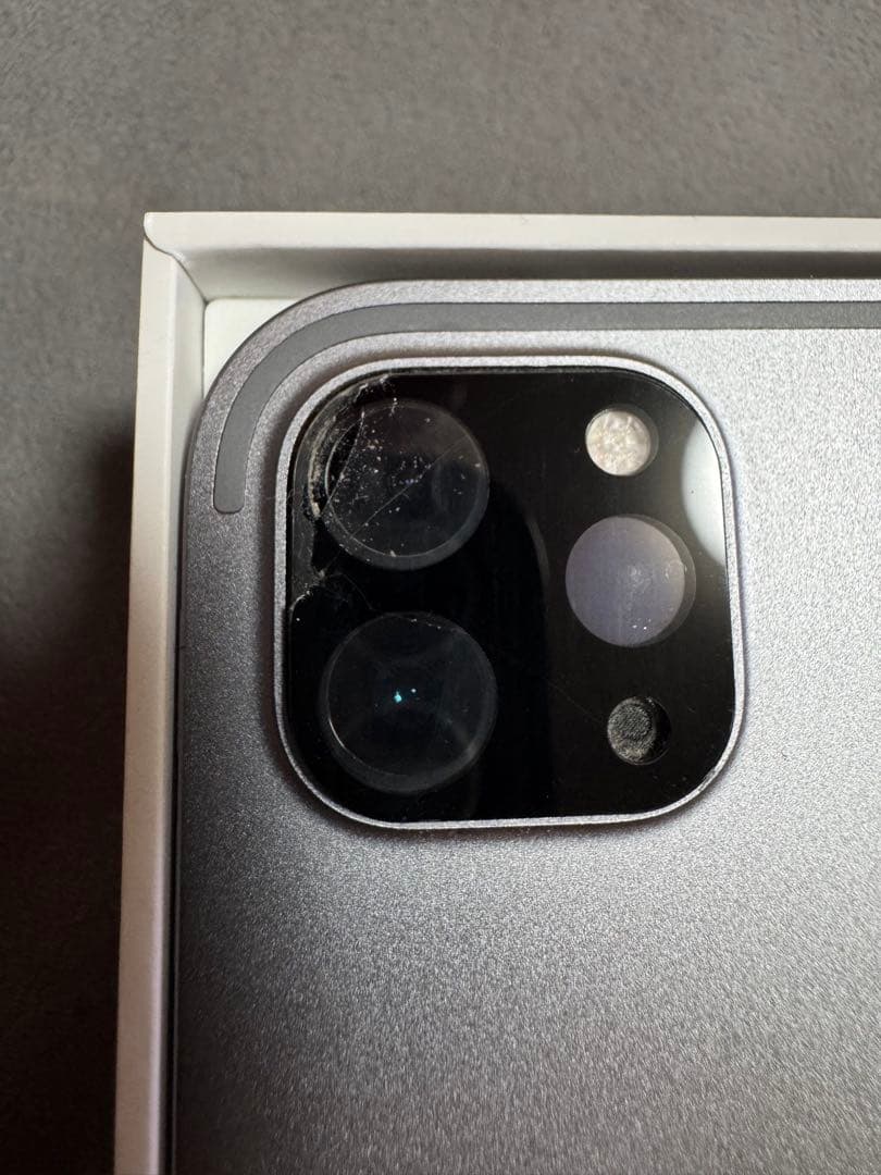 グレー iPad本体 カメラレンズひび割れ