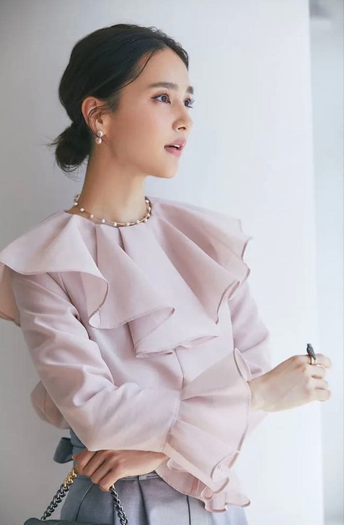 新品　SEVENTEN シアーラッフルブラウス(ピンク)