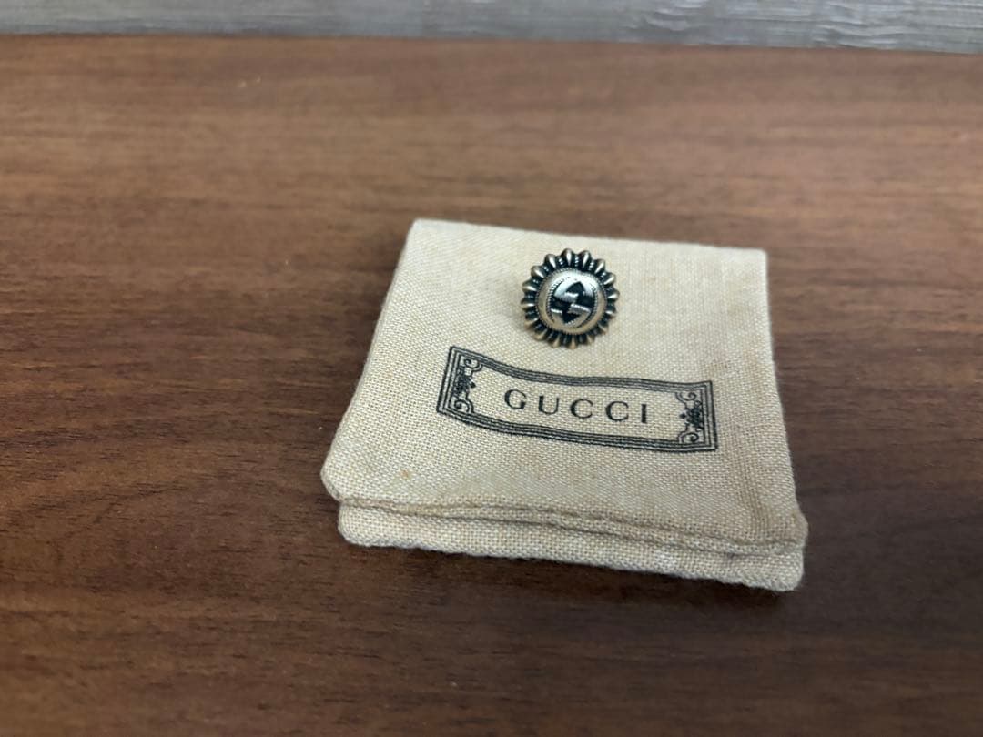 最終お値下げ　GUCCI GGロゴメタルブローチ
