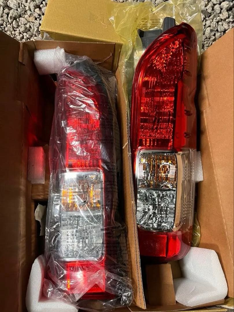 トヨタ ハイエース 200系 純正テールランプ 左右セット　　8型　新車外し