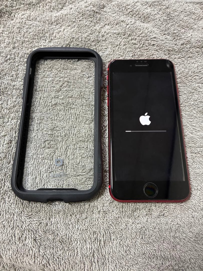 Apple iPhone SE (第2世代) 赤 ケース付き