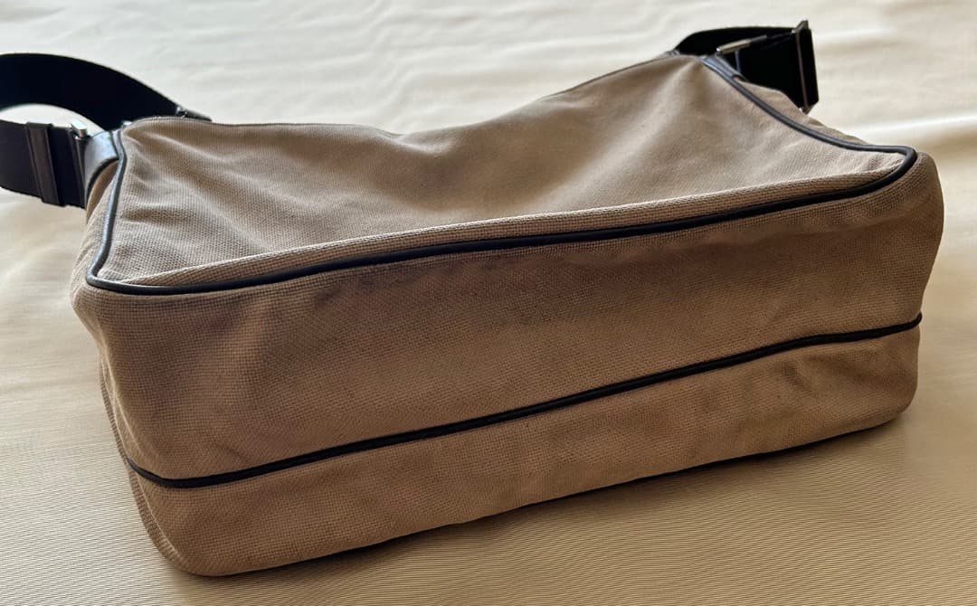 PRADA プラダ肩がけメッセンジャーバッグ（ショルダーバッグ）