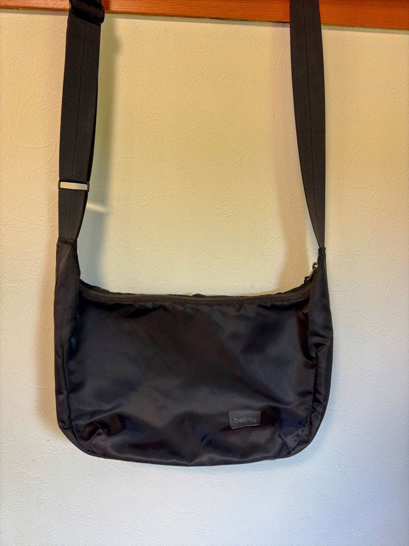 Bellroy Laneway Crescent Bag 容量　7L ブラック