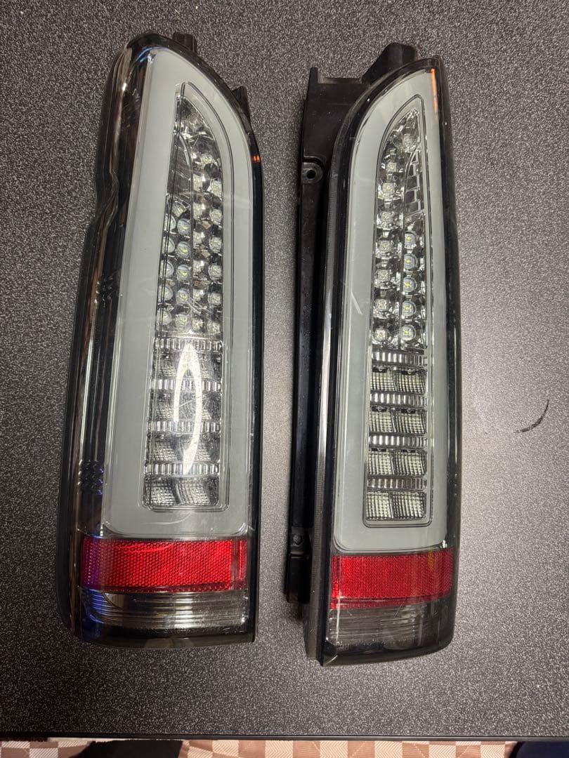 ハイエース　200系　LEDテールランプ クリア/レッド 2個セット　ソナー製