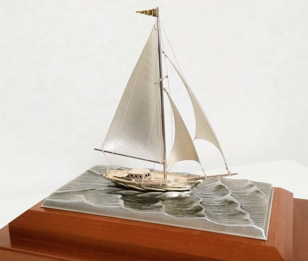 関 武比古作 銀製ヨット6号(カッター）スロープケース
