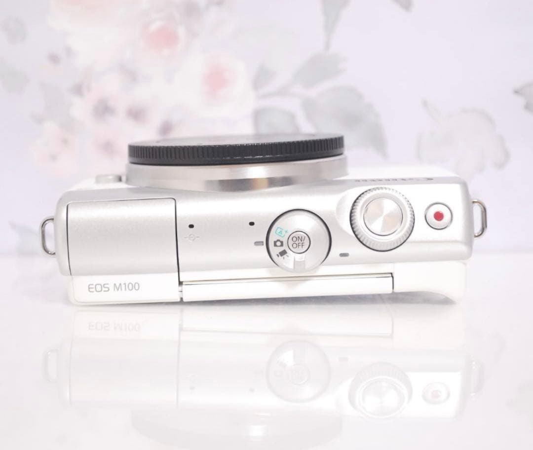 高画質で自撮りもラクラク☆Wi-Fi通信機能付き♪キャノン EOS M100♡