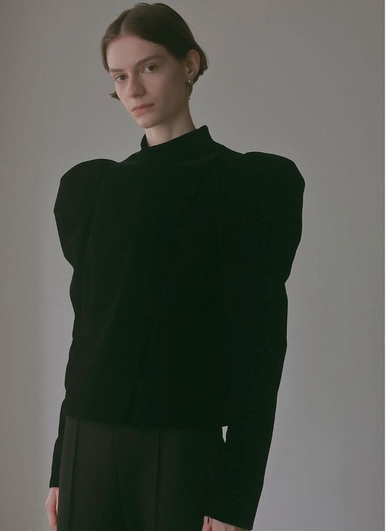 HER. ベロアパワーショルダー