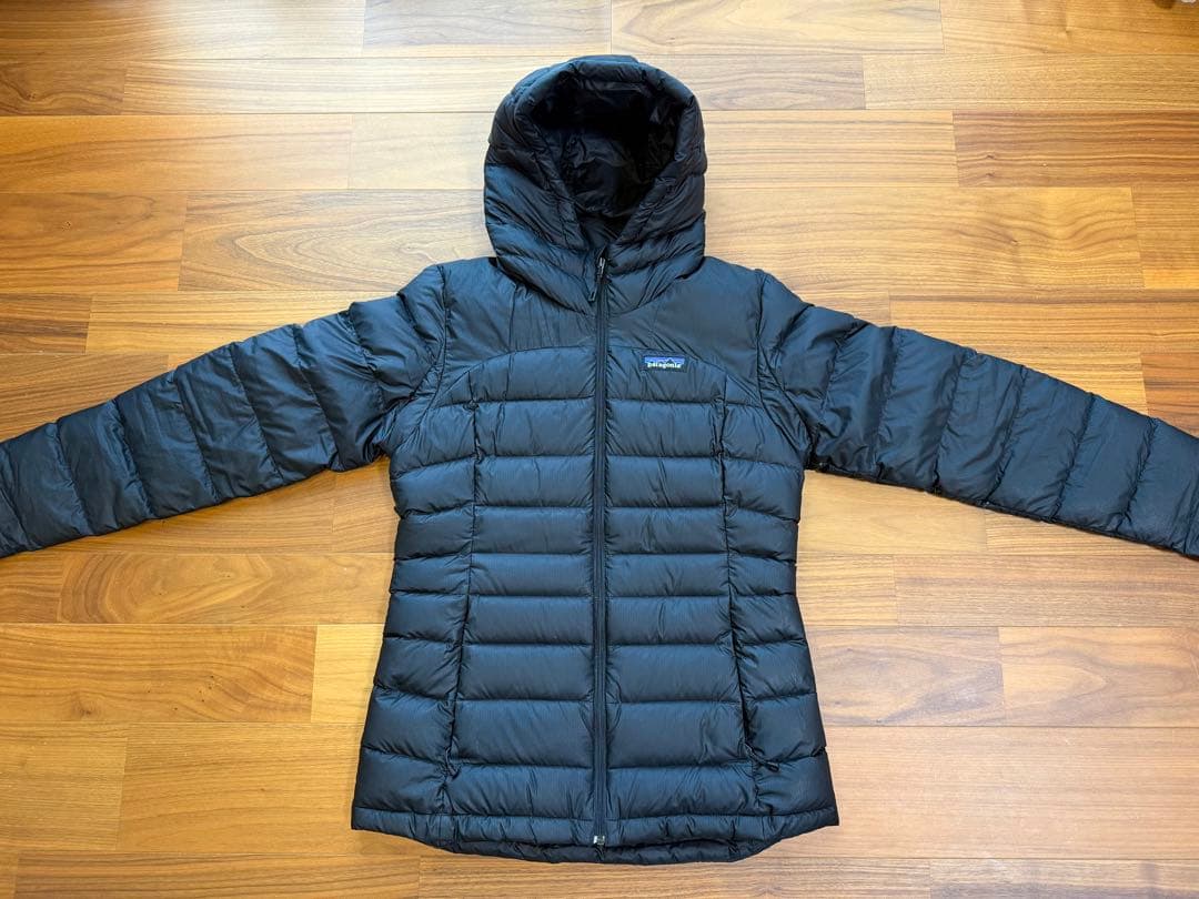 patagoniaブラック フード付きダウンジャケット