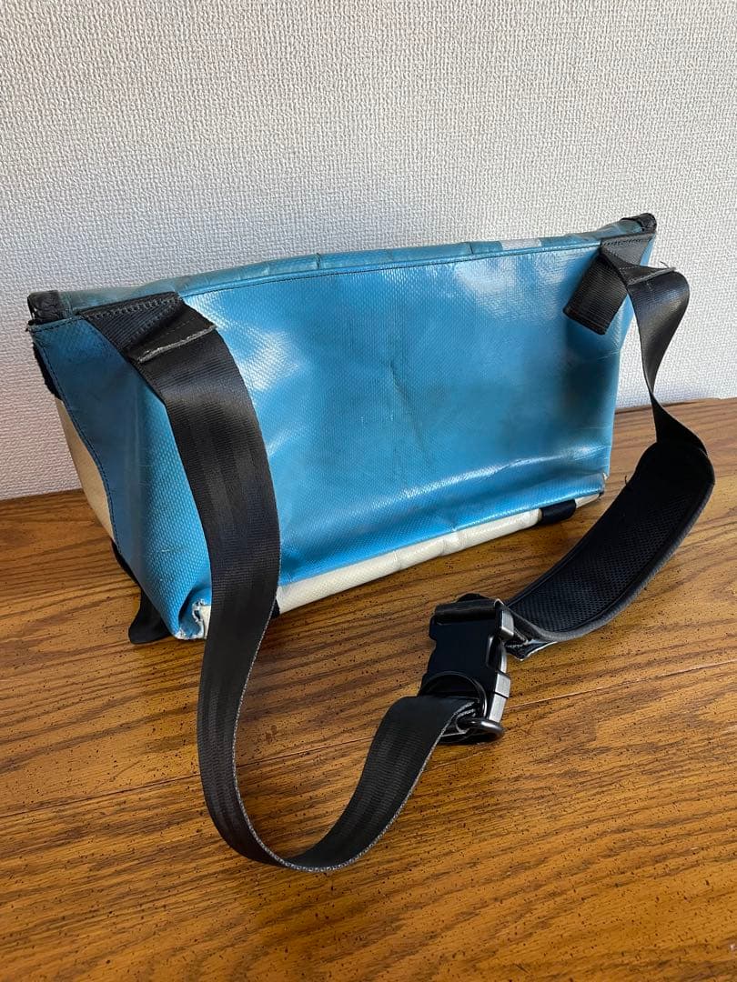 FREITAGメッセンジャーバッグ青（ライトブルー）×白（クリーム）