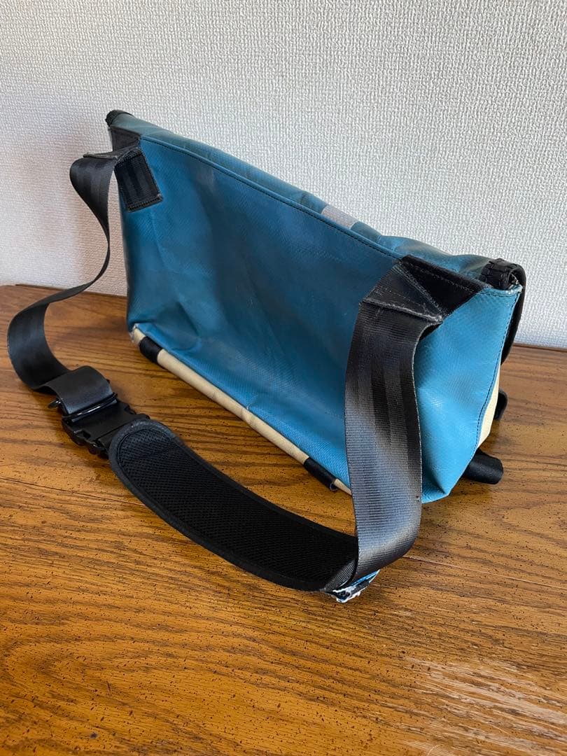 FREITAGメッセンジャーバッグ青（ライトブルー）×白（クリーム）