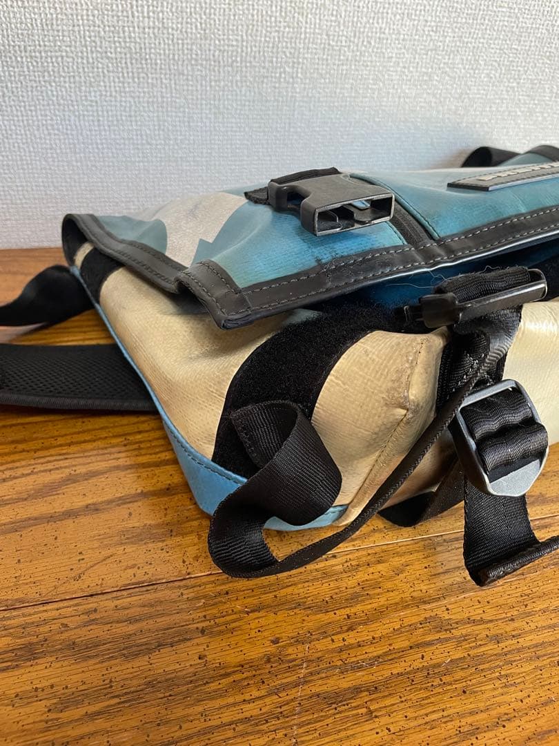 FREITAGメッセンジャーバッグ青（ライトブルー）×白（クリーム）