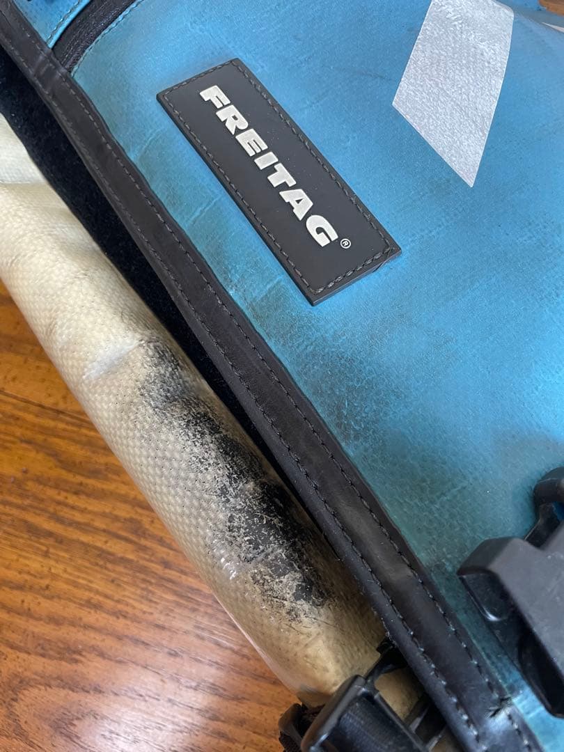 FREITAGメッセンジャーバッグ青（ライトブルー）×白（クリーム）