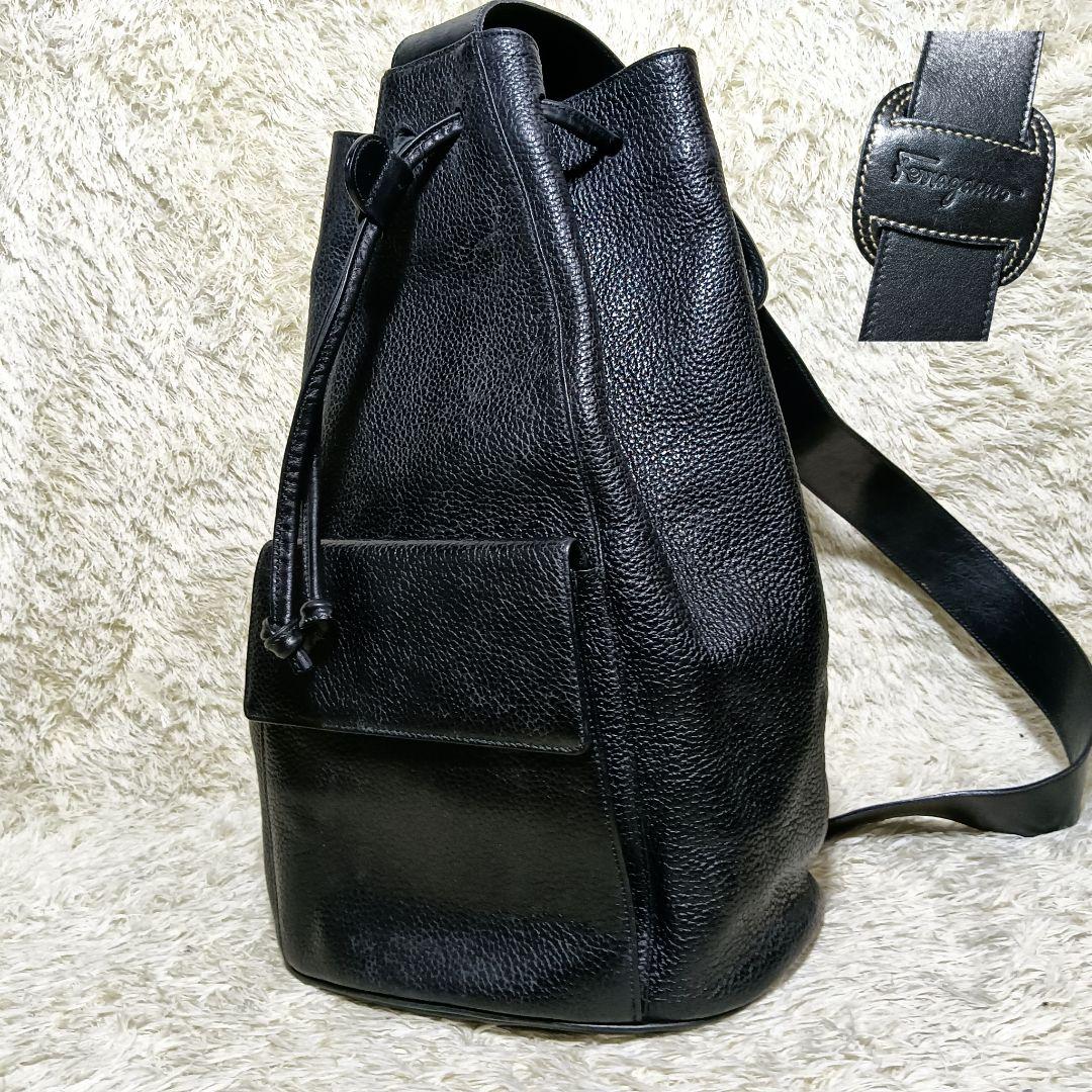 美品　サルヴァトーレ フェラガモ　ボディバッグ　ヴァラ　レザー　黒