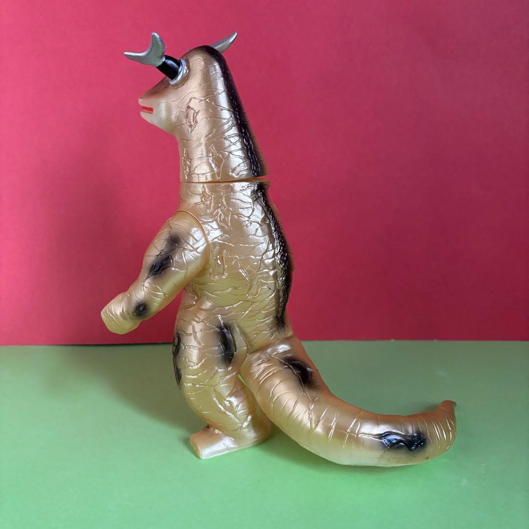 か*き様 ブルマァク　怪獣シリーズ エレキング　蓄光ゴールド