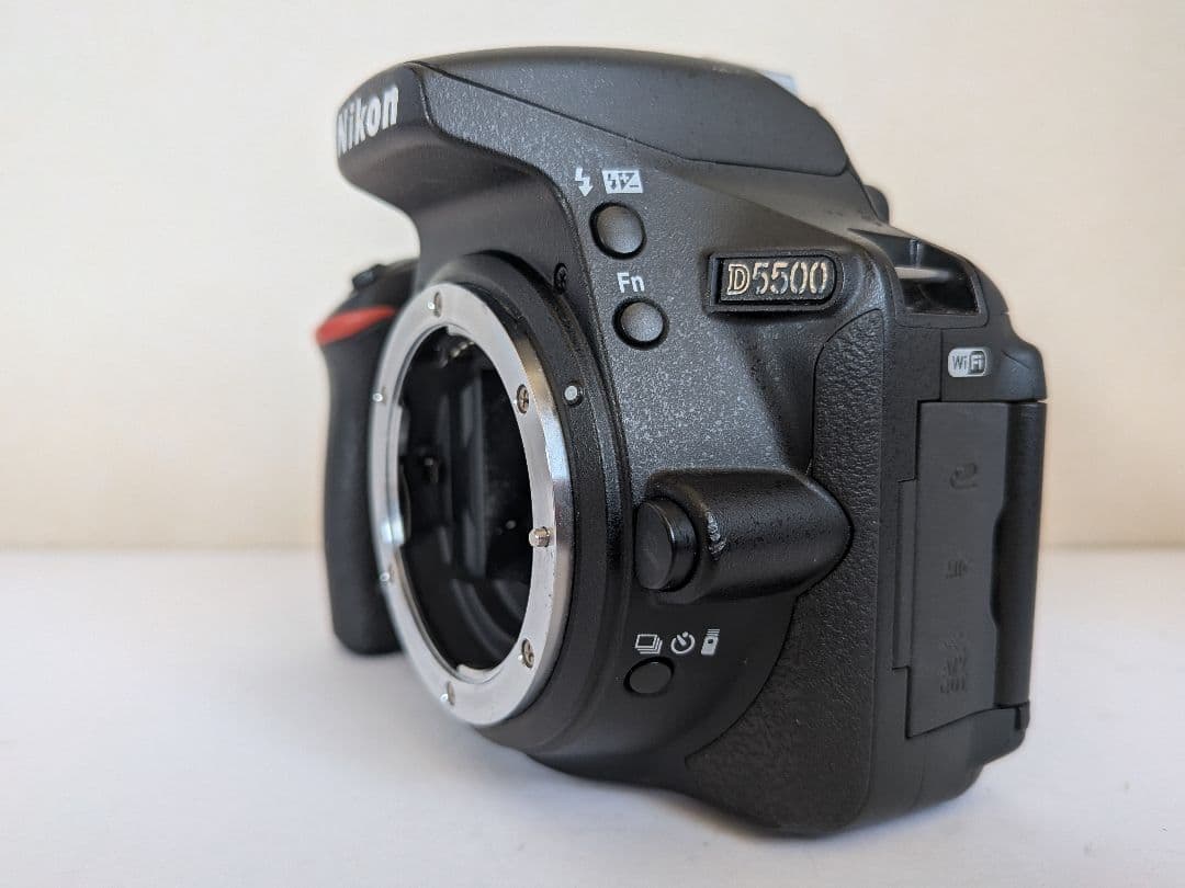 ​♥美品♥Nikon D5500◆タッチパネル＆自撮りOK　ボディ