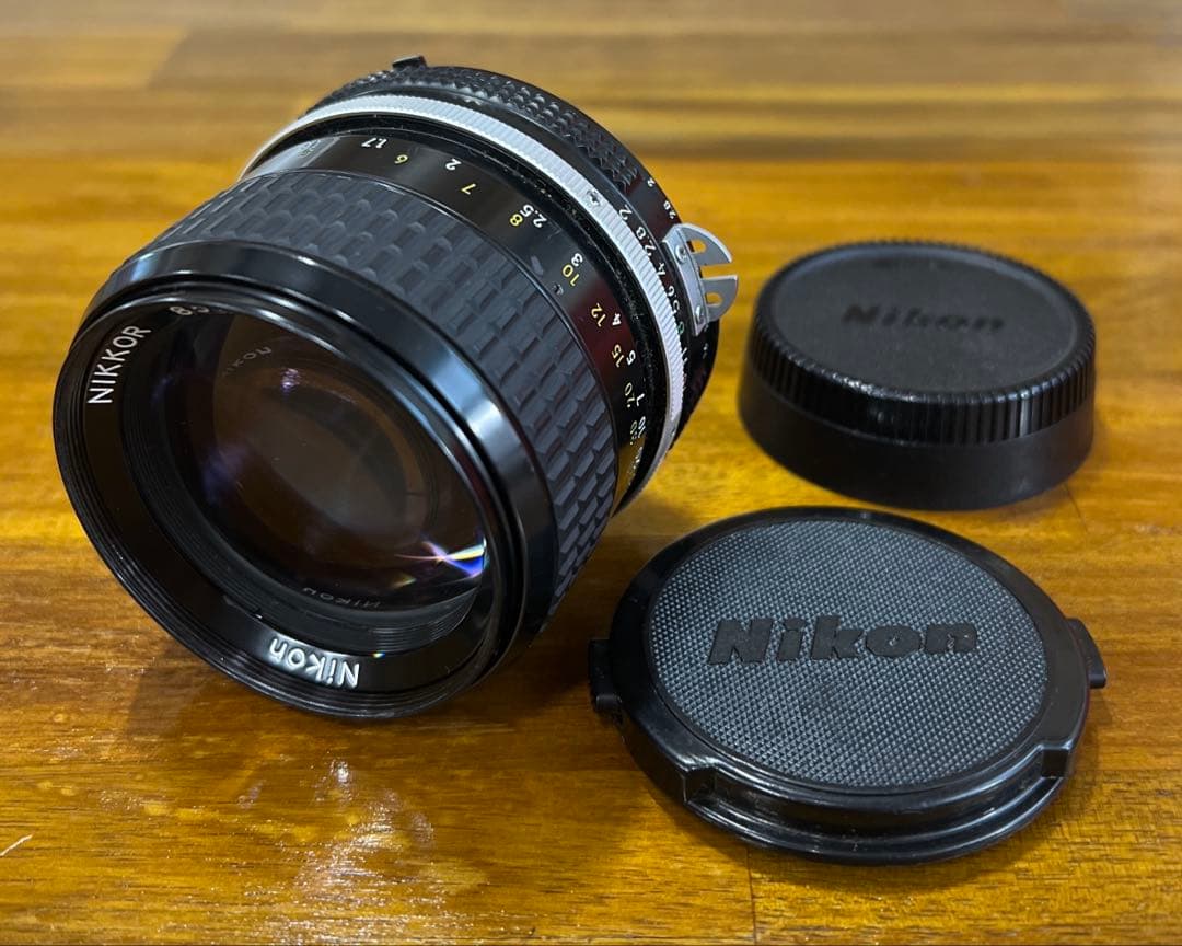 ニコン　単焦点レンズ　Ai　NIKKOR　85ｍｍ　f2　前後キャップ付き