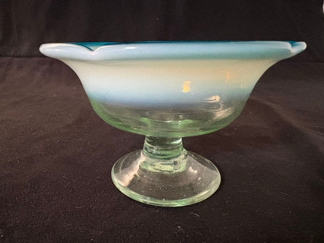 和ガラス　大正ガラス　青色× 乳白色　氷カップ　ウランガラス　ぽっくり厚みあり