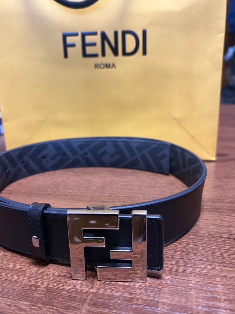 FENDI ブラックレザーベルト Fロゴ