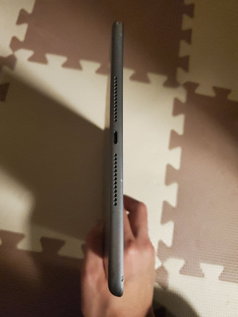 Apple iPad 本体　第6世代　(おまけ付き)