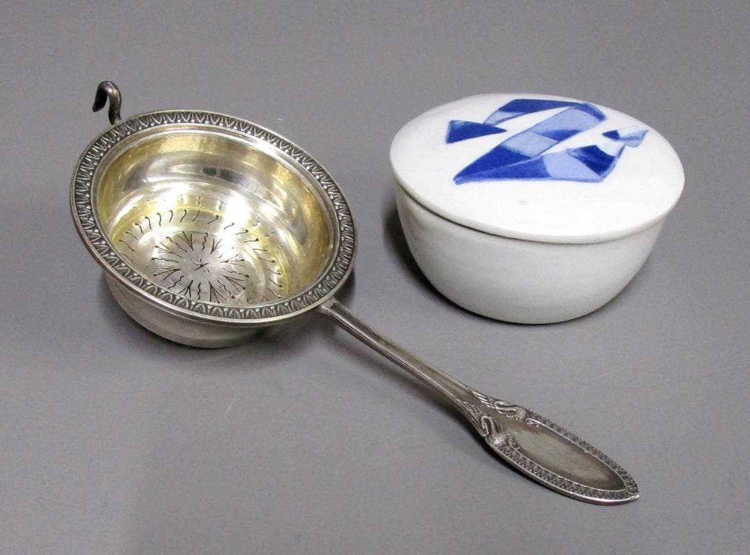 銀製品［ストレーナー 陶器受皿つき］刻印：ミネルヴァ　☆V