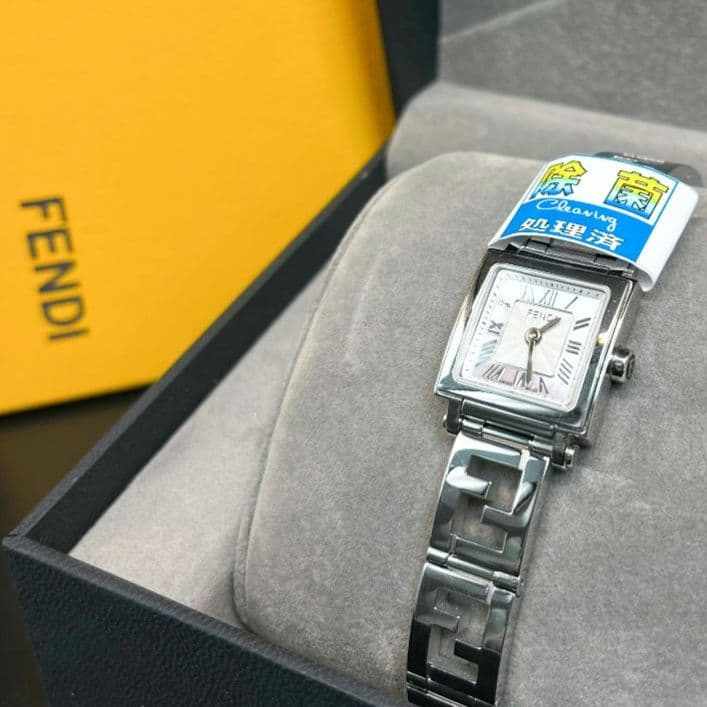 【 箱付き 】 フェンディ　腕時計　クアドロミニ　シェル文字盤　ギャラ付き
