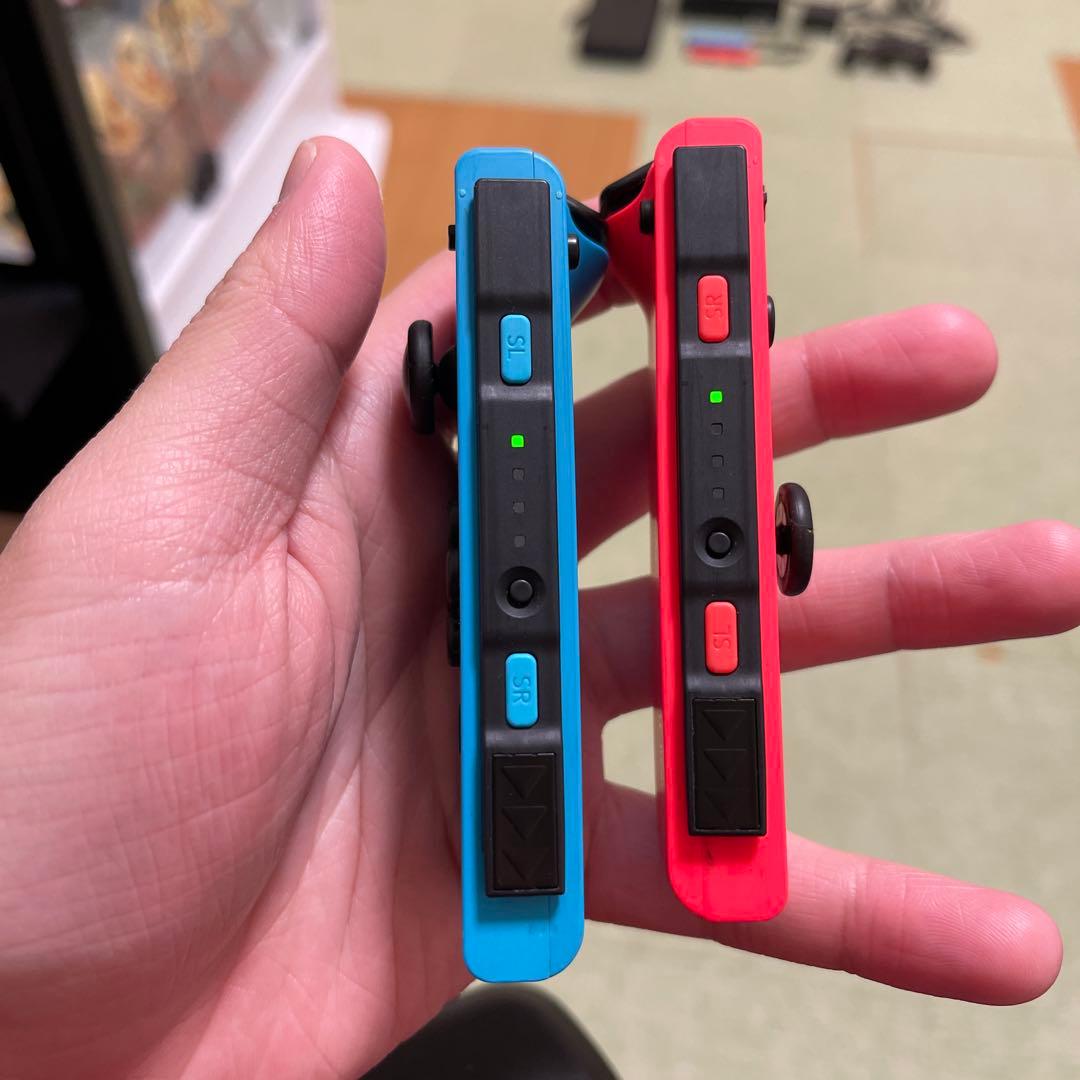 Switch本体　周辺機器　オマケ(純正ケース&縦型充電スタンド)