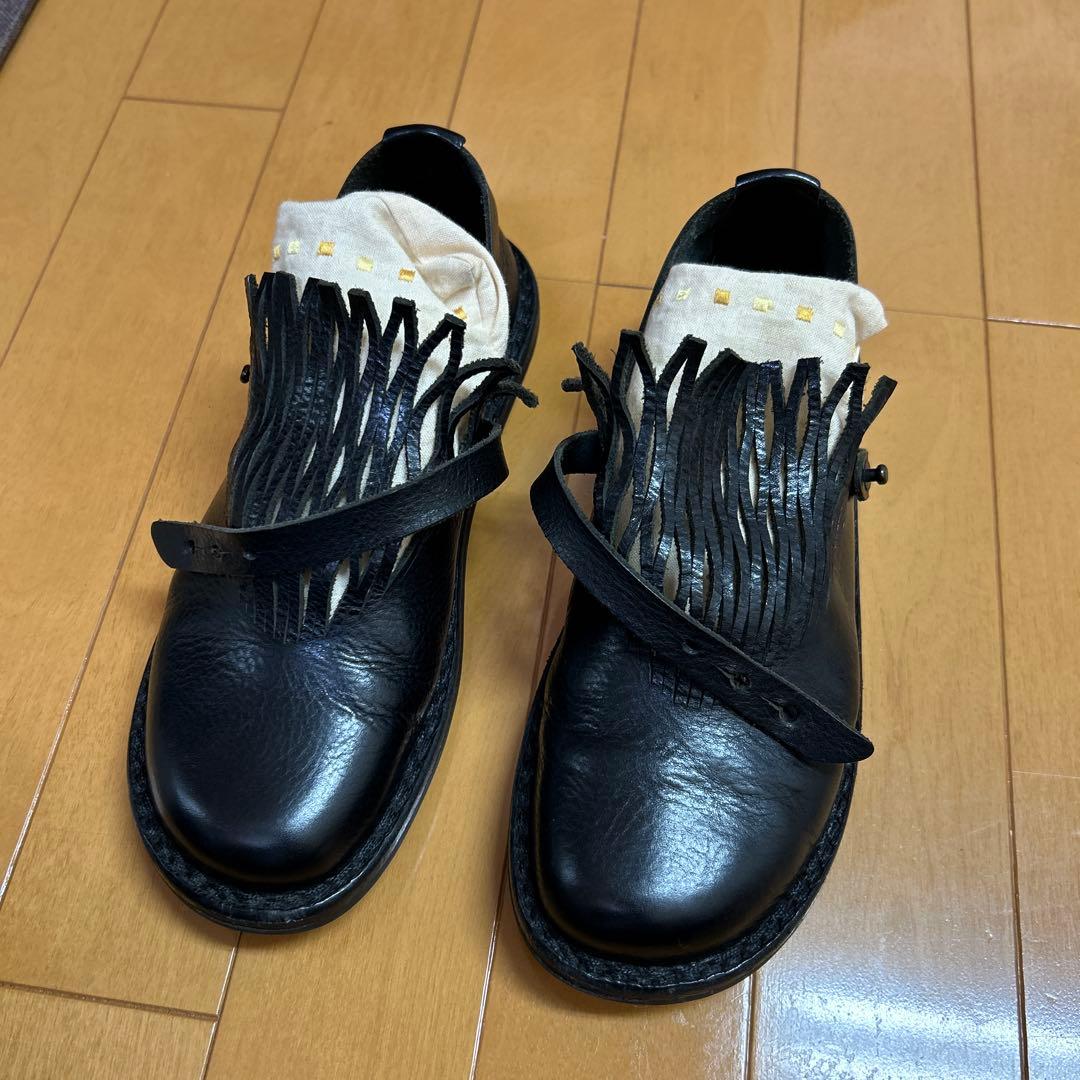 trippen フリンジ付き黒レザーシューズ