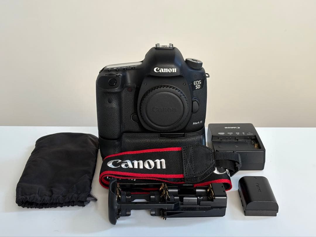 Canon EOS 5D Mark III 本体と付属品