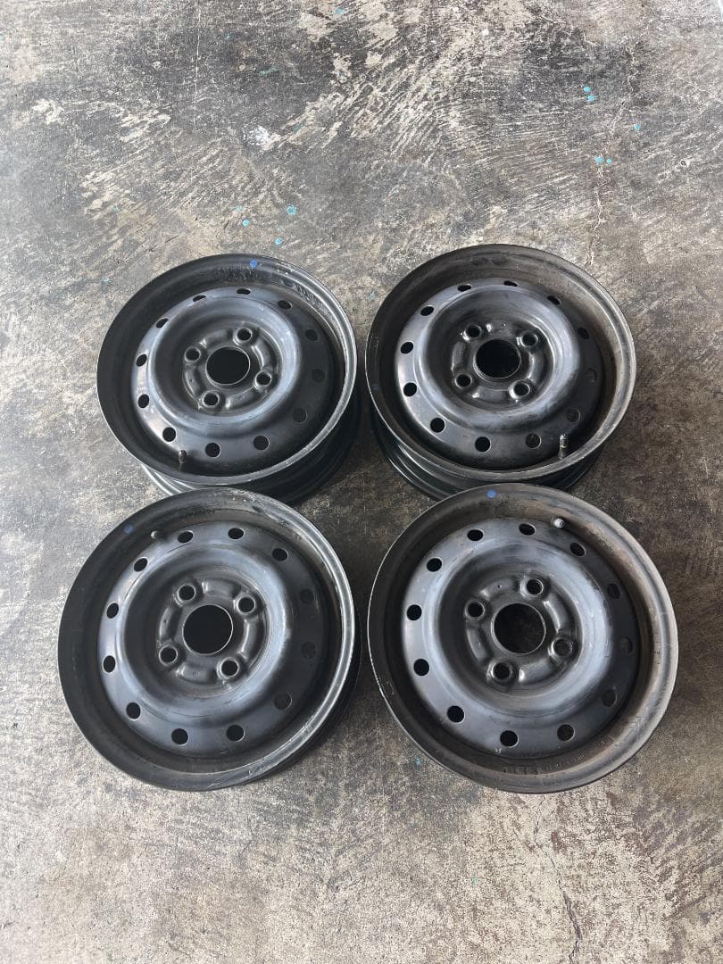 スチールホイールとスズキのキャプ