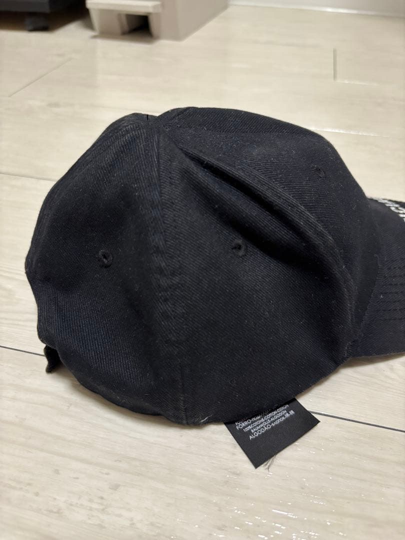BALENCIAGA 黒 ベースボールキャップ