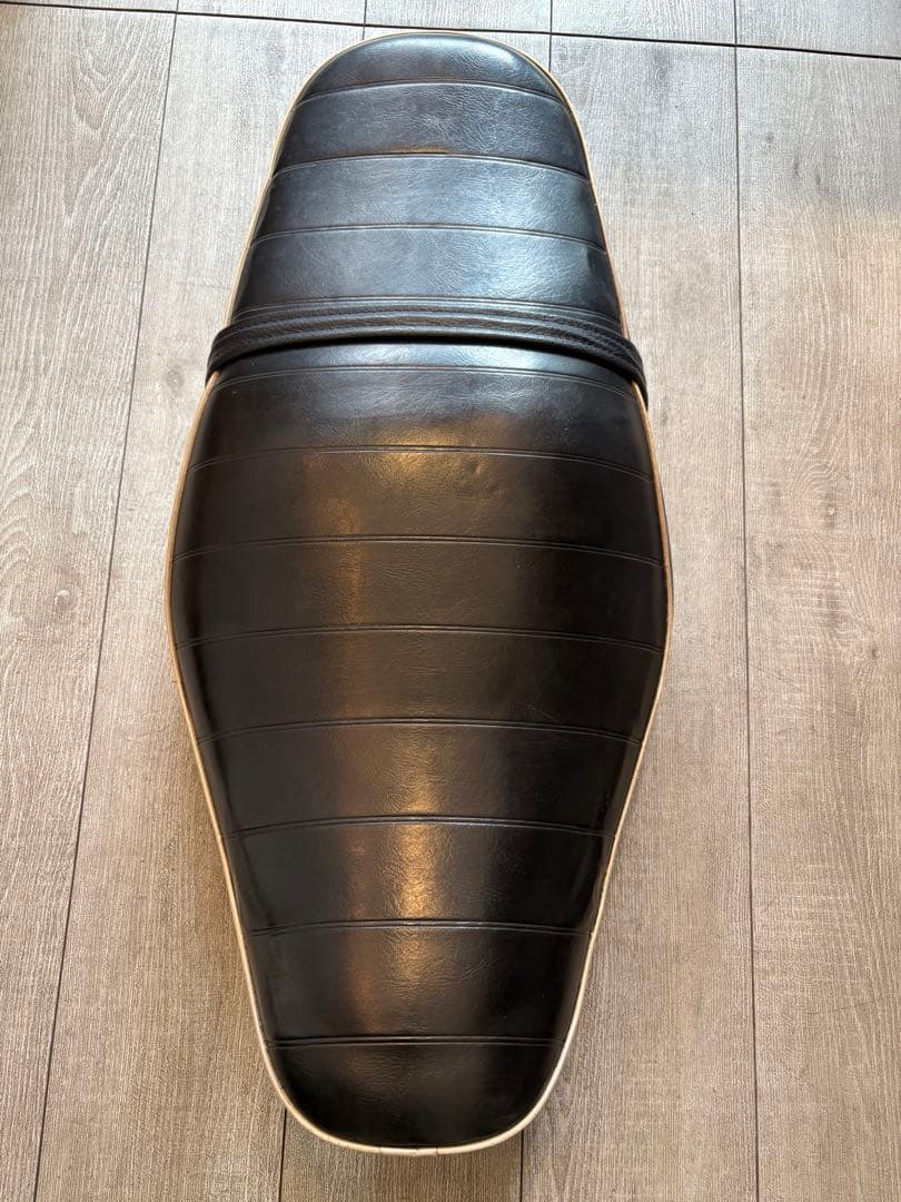 kawasaki w800純正シート　バイク シート 黒 ビニール製