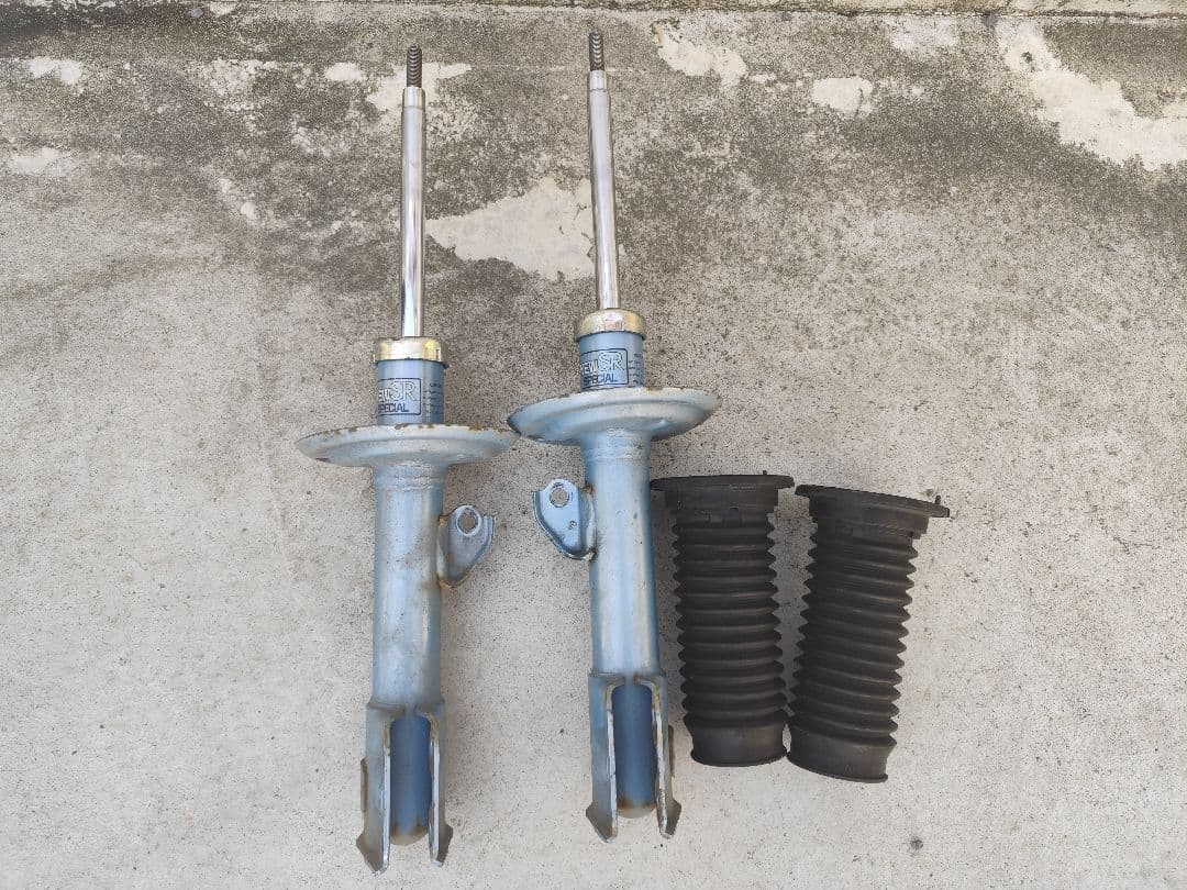 アクア　ヴィッツ　カヤバ　KYB　newSR　フロントショック　ダストブーツ付き