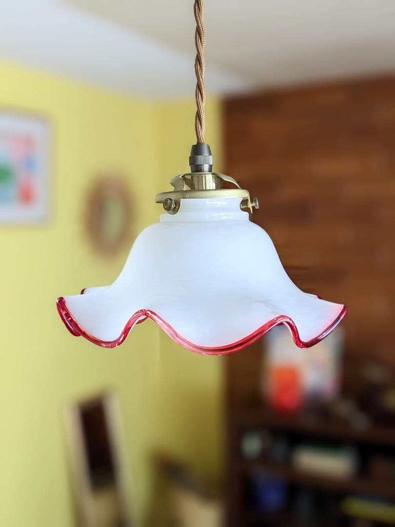 ミルクガラスのフリル照明　ペンダントライト