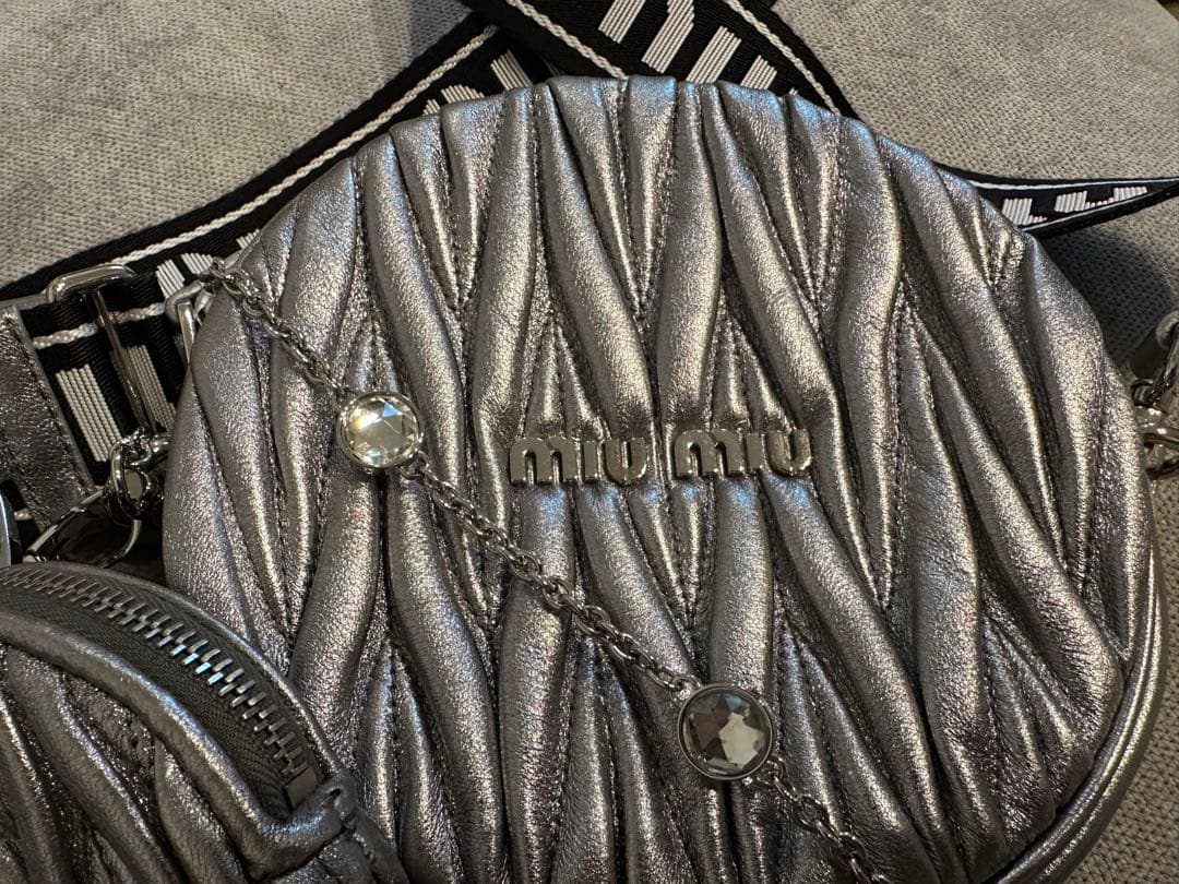 miu miu シルバー ボディバッグ