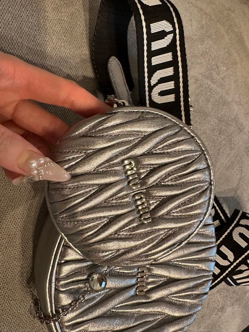 miu miu シルバー ボディバッグ