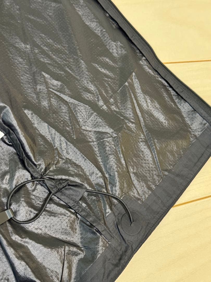 on ランニングジャケット グレー/ブラック